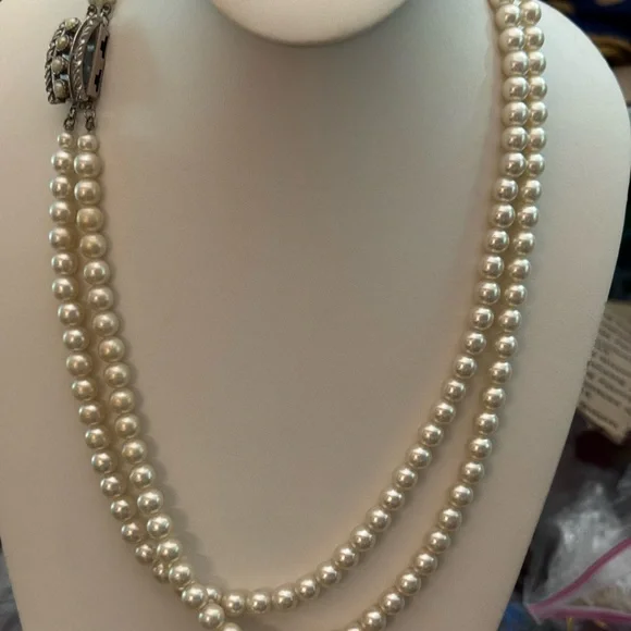 Elegant Faux Pearl Necklace with Silver Accents - Picture 2 of 8